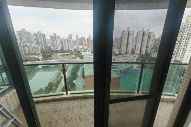 Spacious 2Brs/2Lrs/1Bt apt nr Changshou rd,M3/4/7/13