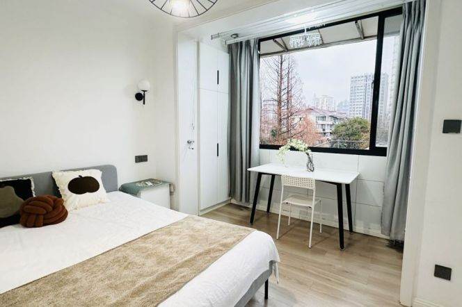 Charming 2br 1lr/elevator/spacious&bright/nice location,Jiangsu rd@L2/11