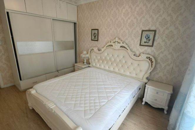 Spacious 2Brs/2Lrs/1Bt apt nr Changshou rd,M3/4/7/13