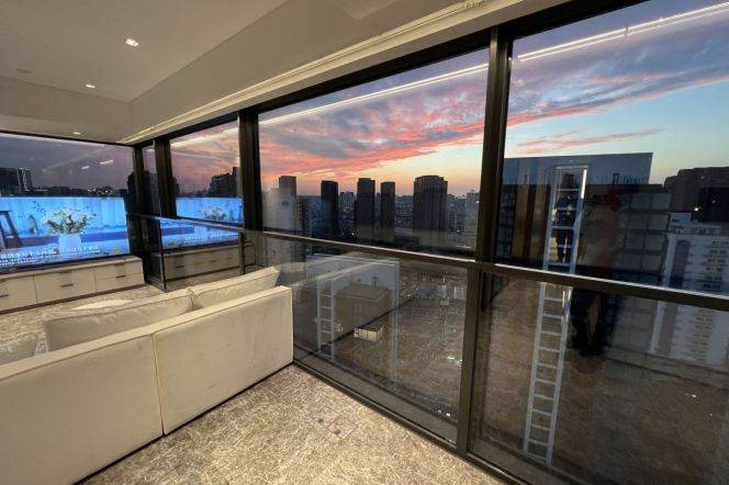 2 Brs with Floor Heating, 120 sqm with Gym /Swimming Pool @ Zhongxing MetroL8