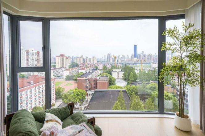 Changfeng Park, a spacious 1-bedroom offering a panoramic view of the Suzhou River