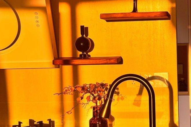 Near Zhongshan Park Metro Station, a large 1-bedroom apartment with plenty of sunlight