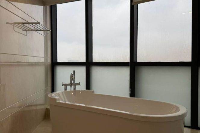 L 10 Songyuan Rd Metro Station, a 280sqm 3-bedroom apartment with a parking space 