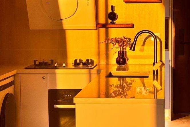 Near Zhongshan Park Metro Station, a large 1-bedroom apartment with plenty of sunlight