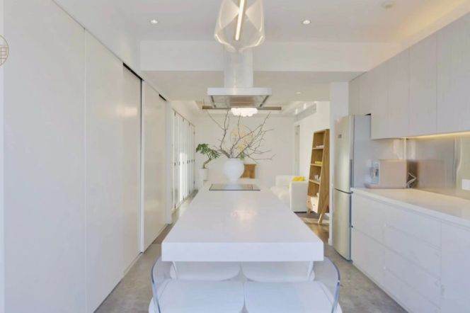 L1-7 Changshu Rd Metro Station, 155 sqm, large 3-bedroom unit with an oversized terrace