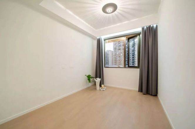 3 Brs, 2 Baths, 180 sqm with Floor Heating/Central ac @ Shanghai Stadium L4
