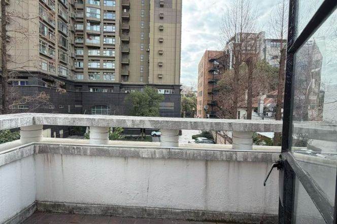 High ceiling Balcony Apt close to IAPM