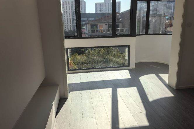 Brand new renovated 2br,with CA,floor heating,Gym,swimming pool