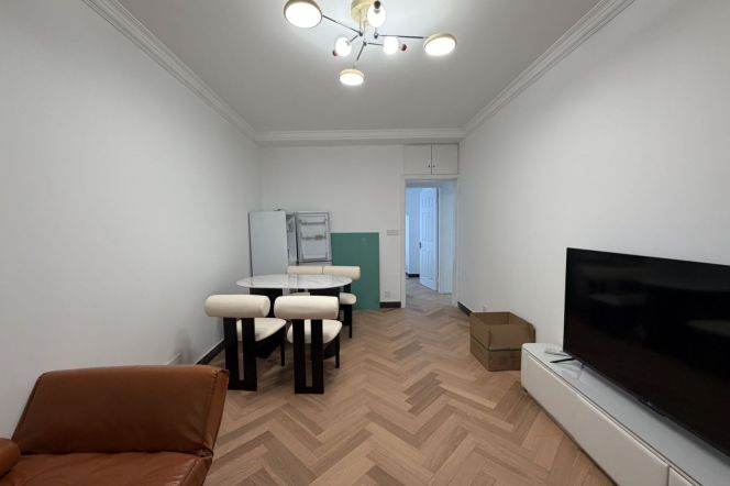 Nice yard 1Br/1Lr/1Bt apt nr Changshu rd,M1/2/7/14