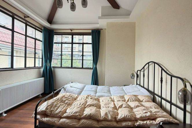 High ceiling Balcony Apt close to IAPM