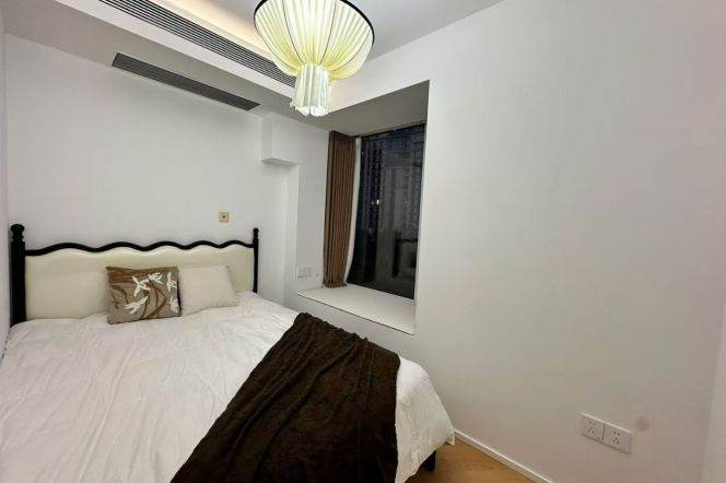 Near Zhongshan Park Metro Station, a large 1-bedroom apartment with plenty of sunlight