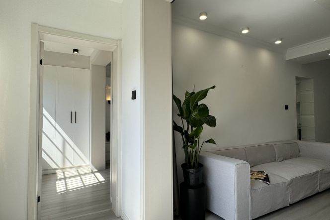 Spacious 2Br + balcony | Next to L10/11 Jiaotong University | Highrise good view 12K+