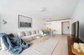  2、Beds on West Nanjing Road.4 Metro Lines /Cultural Landmarks /Complete Living Facilities