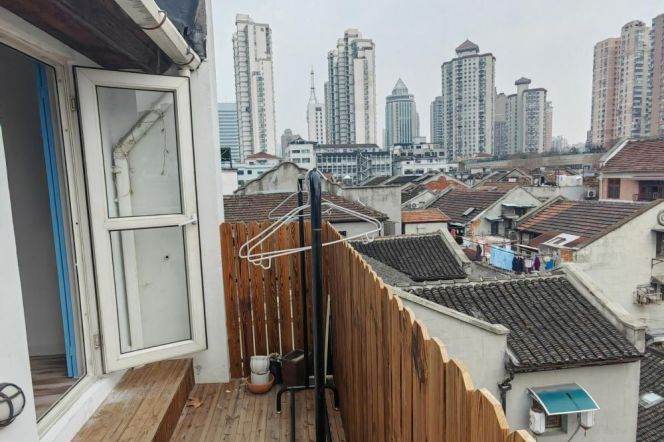 Good size duplex 1 br with open balcony,5 mins walking to L 9 DaPuQiao St.