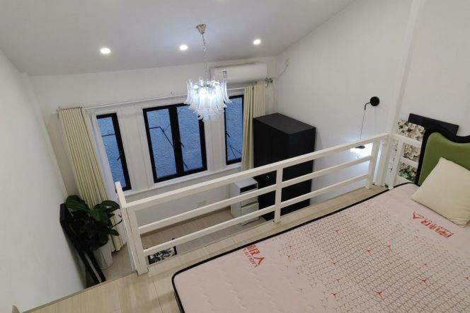 Cozy loft 1 br on ChangLe Rd , easy  to  L13 Middle HuaiHai Rd St.