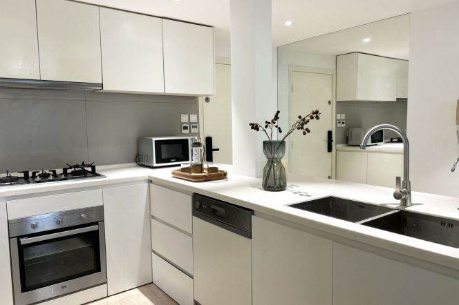 Modren 2brs with floor heating and balcony in central Xuhui