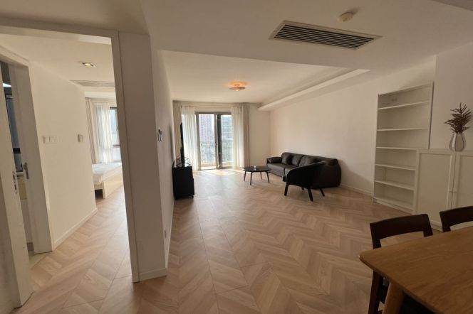 3 Brs, 2 Baths with Open balcony/ Gym/ Oven/ Central ac @ Xujiahui station L9