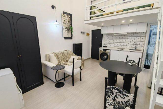 Cozy loft 1 br on ChangLe Rd , easy  to  L13 Middle HuaiHai Rd St.