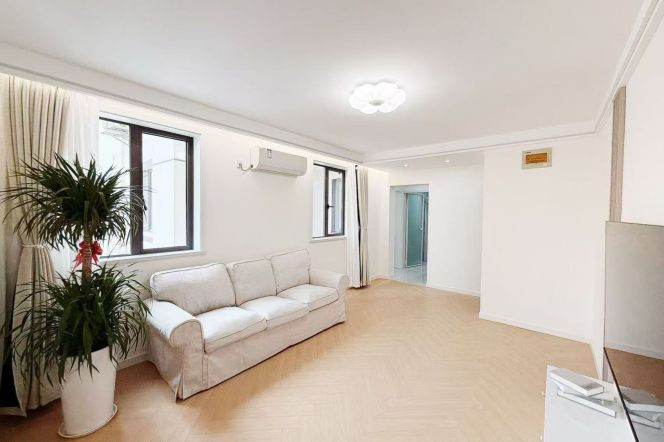 Furnished 1br w/ elevator-line 11