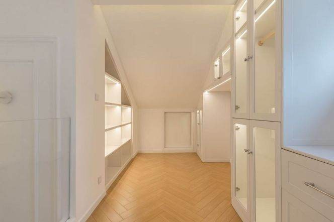 a Loft in West Nanjing Road. 6m Vaulted Ceiling/ Floor Heating / Siemens Appliances 