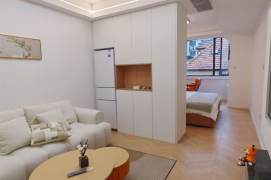 Modern 1 br with good sunshine. easy to L2/7/14 Jing'an Temple St.