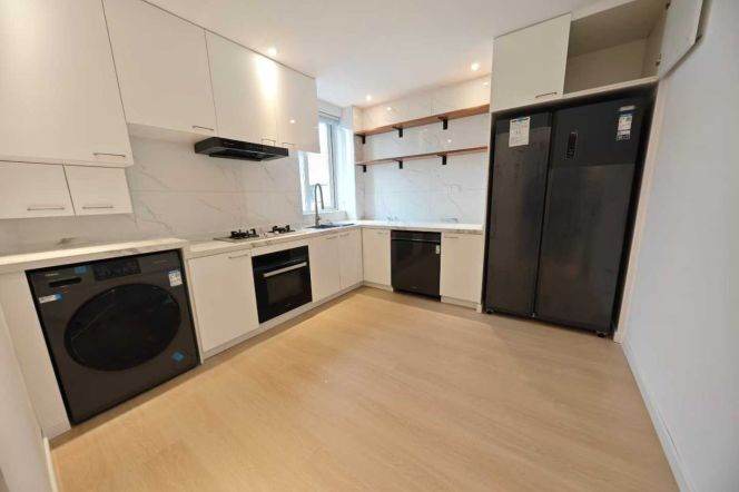 Newly Renovated 3BR 2BA Elevator Apt Next to Jiangsu Rd Station