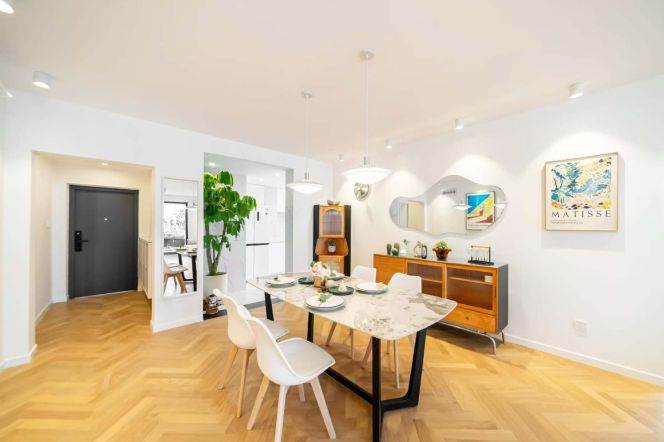 Hanzhong Road Metro Station L 1-12-13, large 3-bedroom with outdoor balcony