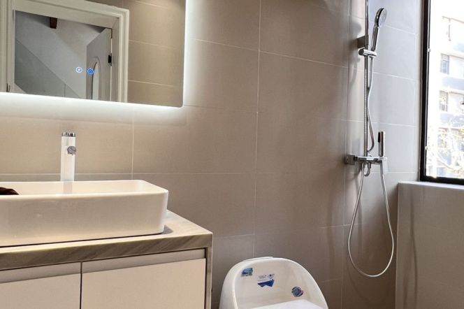 L 1-7 Close to Changshu Rd subway station, the living room has a ceiling height of 5 meters