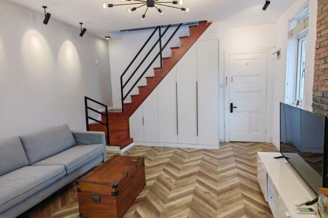 Good size duplex 1 br with open balcony,5 mins walking to L 9 DaPuQiao St.