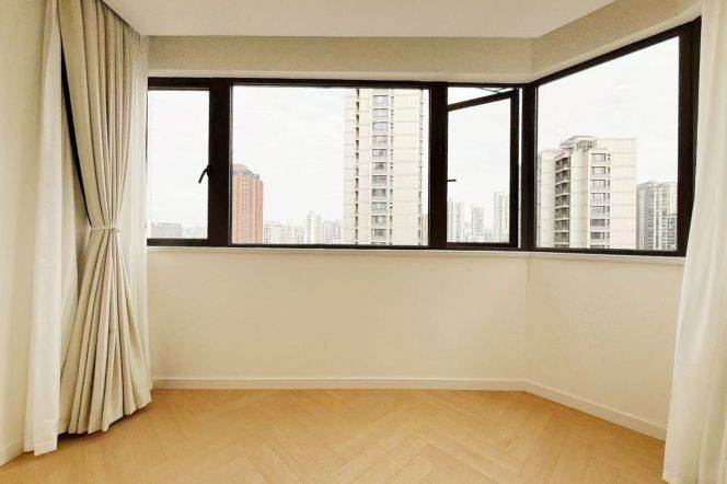 Furnished 1br w/ elevator-line 11