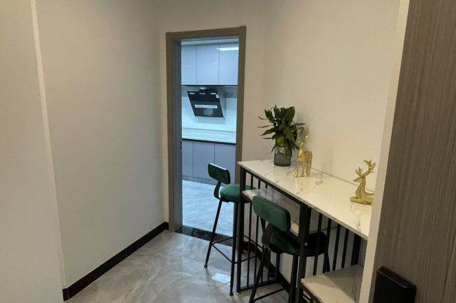 Spacious-near the ECNU/ ECUPL/and SJTU-lift-Caoyang rd/Putuo area/L3/4/11/13/14