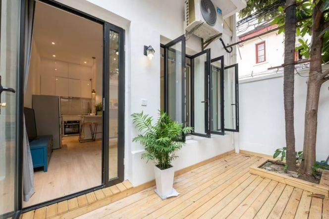 Charming 1br 1lr with private yard Nr L2/12/13 W Nanjing rd sta