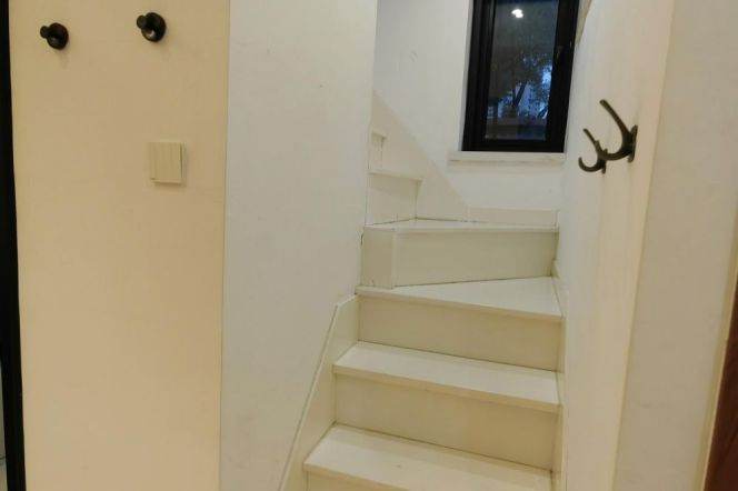 Big terrace 1 br with floor heating in Jing'an ,easy to  2/12/13 NanJing Rd(W)+ Jing'an Temple 