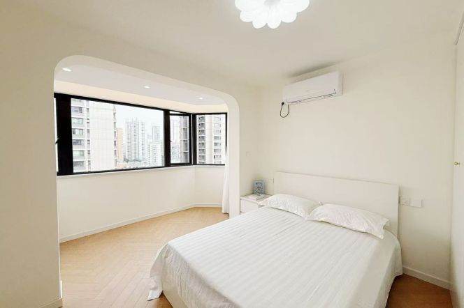 Furnished 1br w/ elevator-line 11