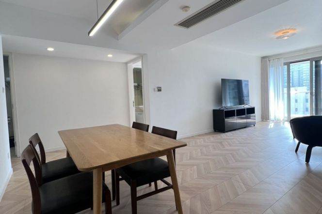 3 Brs, 2 Baths with Open balcony/ Gym/ Oven/ Central ac @ Xujiahui station L9