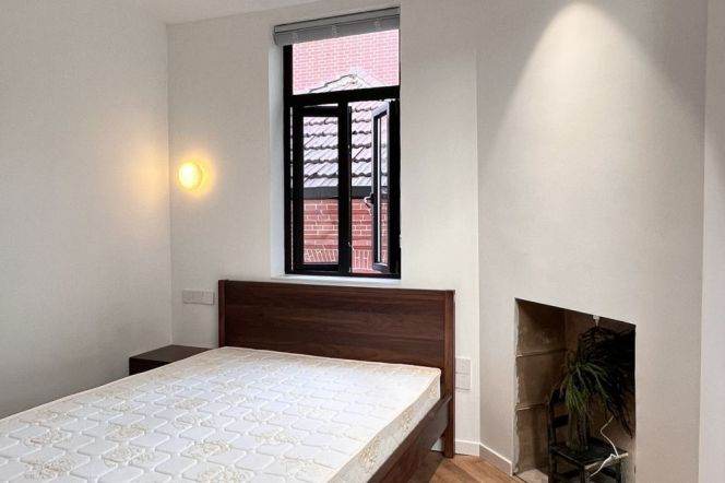 L 1-7 Close to Changshu Rd subway station, the living room has a ceiling height of 5 meters
