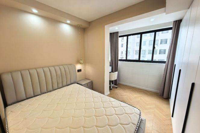 Elevator: 1BR-Fahuazhen Road. 6-minute walk to Line 10/11 (Jiaotong University).