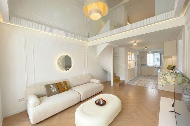 a Loft in West Nanjing Road. 6m Vaulted Ceiling/ Floor Heating / Siemens Appliances 