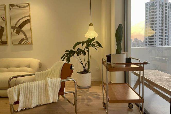 Changping Rd metro/2br1bt/central AC/floor heat/oven/outdoor balcony