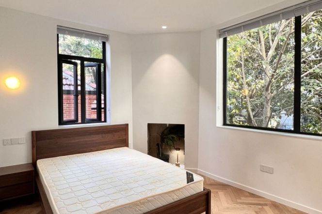 L 1-7 Close to Changshu Rd subway station, the living room has a ceiling height of 5 meters