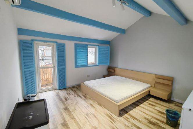 Good size duplex 1 br with open balcony,5 mins walking to L 9 DaPuQiao St.