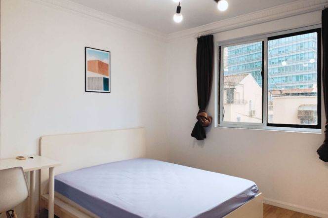 big room near West Nanjing rd,Mlines 2/12/13,close to ECNU/ESSCA/TJU,advance booking accepted 