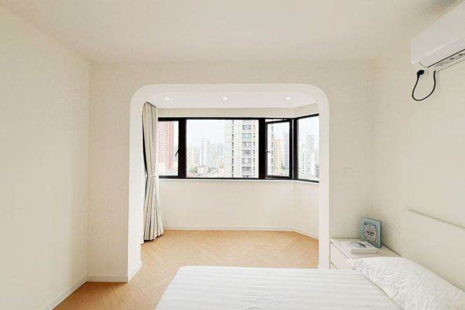 Furnished 1br w/ elevator-line 11