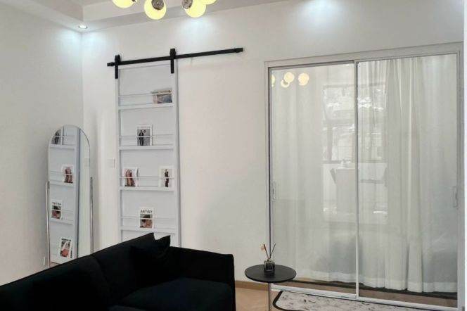 Good lighting 1br with yard near Xintiandi/South Shaanxi Road