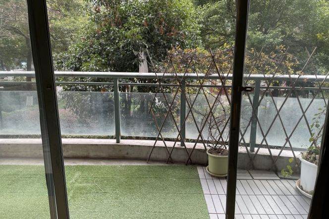 Huge balcony room jiang su lu 2/11 Zhongshan park 2/3/4