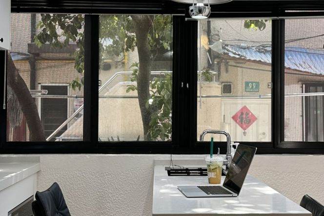 Good lighting 1br with yard near Xintiandi/South Shaanxi Road