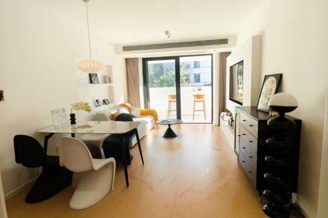 Charming bright 2brs with Balcony Nr L15 yangong rd sta