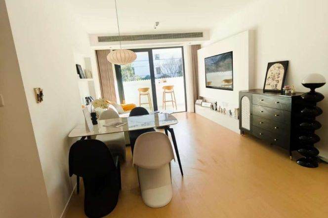 Charming bright 2brs with Balcony Nr L15 yangong rd sta