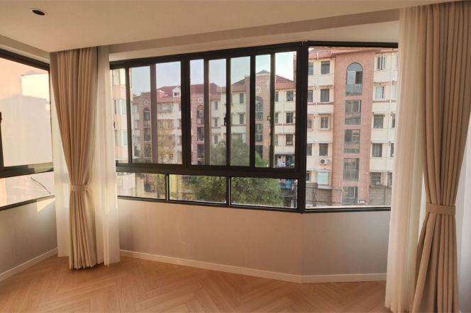 Spacious 3br 2lr 2baths/bright room/137 sqm/Songhong rd@L2