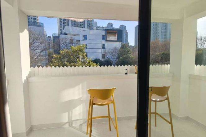 Charming bright 2brs with Balcony Nr L15 yangong rd sta